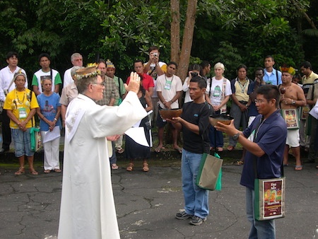 dom franco masserdotti abençoa os indigenas durante a missa com os indigenas em ambiente amazonico