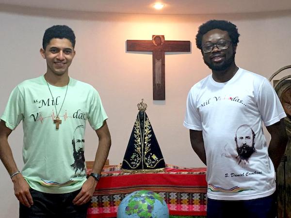 Capela do postulantado com o Elias e o padre Lionel