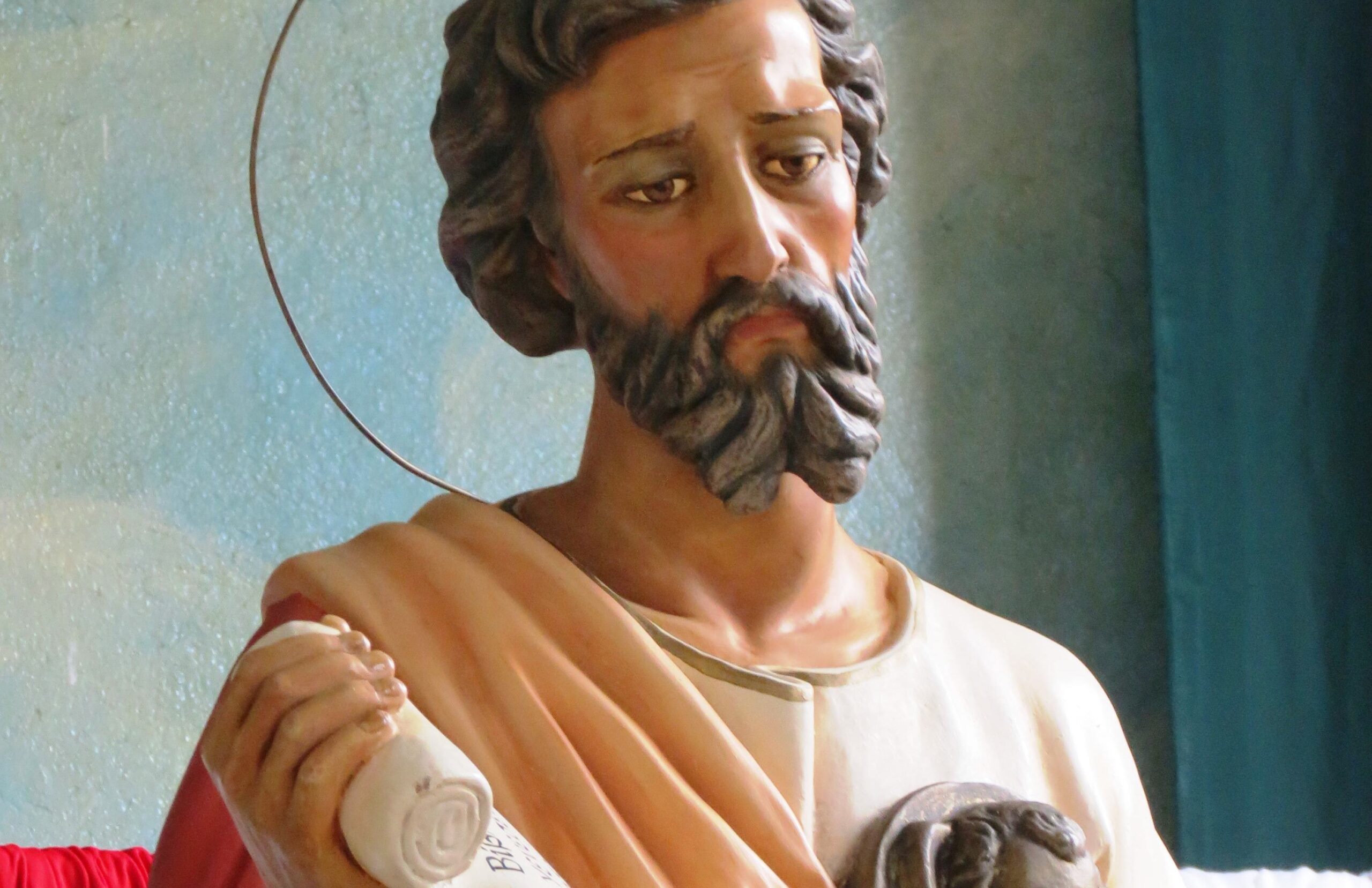 Olhar terno de Sao Mateus, com seu evangelho, tocado pelo olhar de Jesus